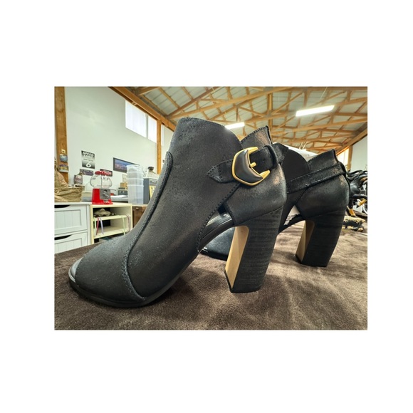 Vince Camuto Black Leather Peep-Toe Heels size 9 - Picture 6 of 11